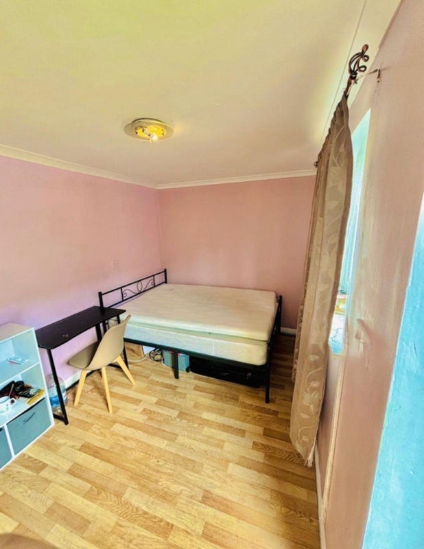 Room Pulleyns Avenue in Greater London