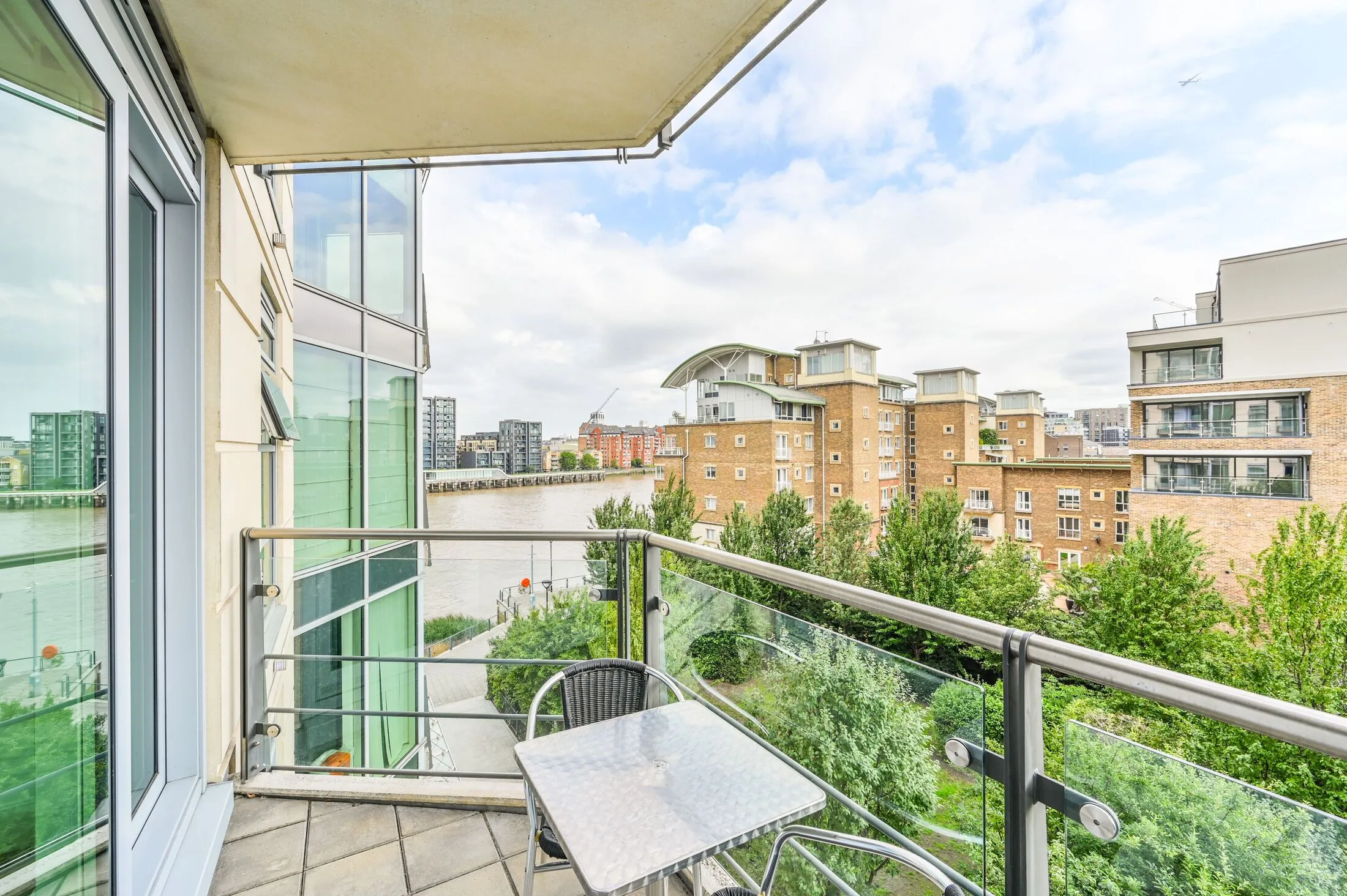 Flat Juniper Drive in Greater London