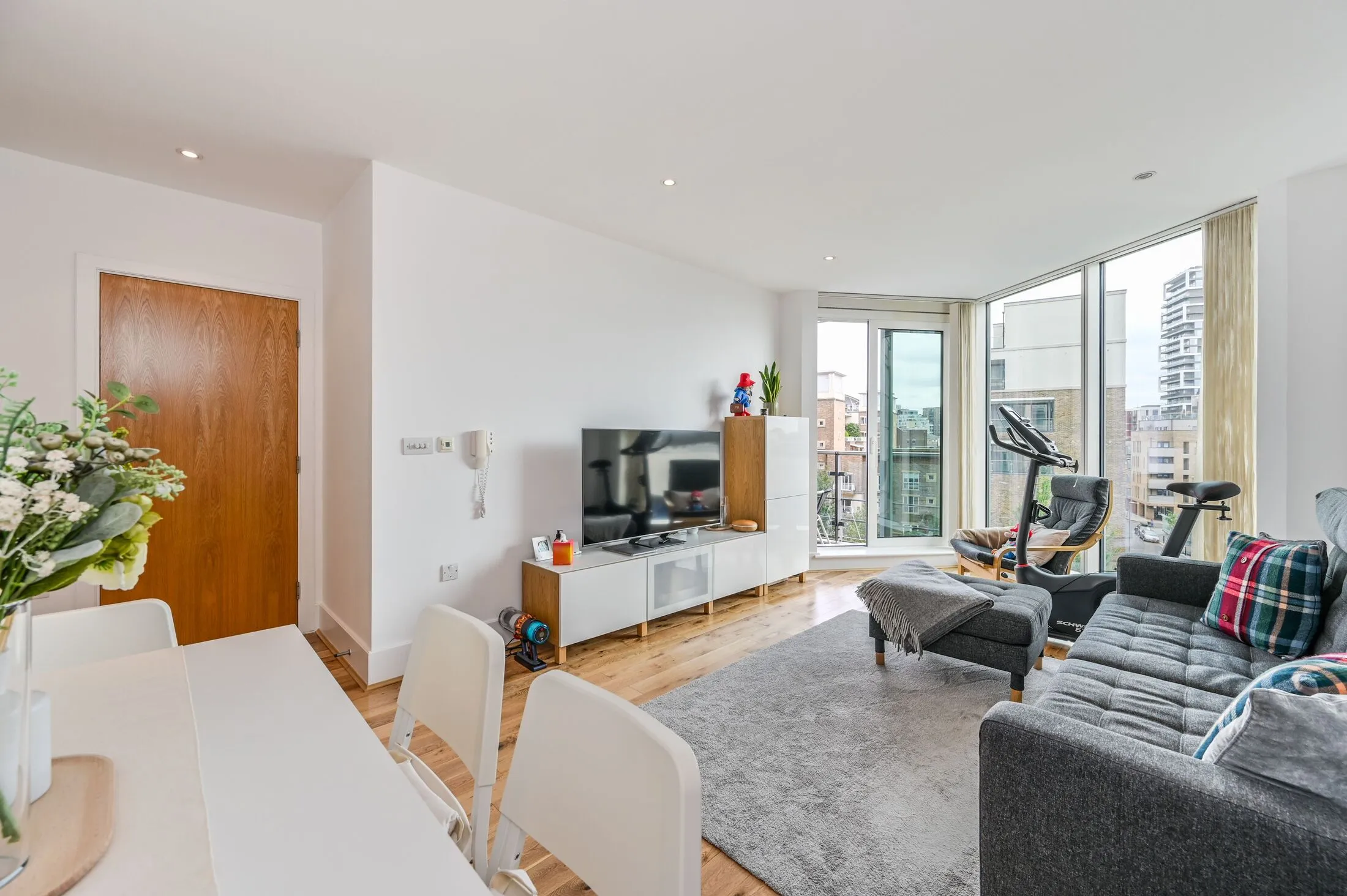 Flat Juniper Drive in Greater London
