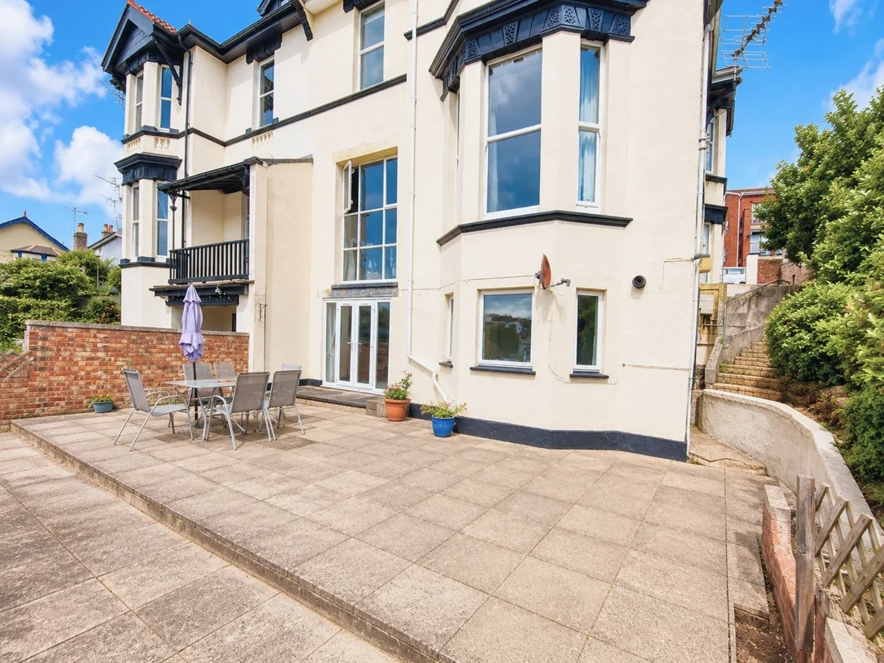 Flat Coombe Vale Road in Teignbridge