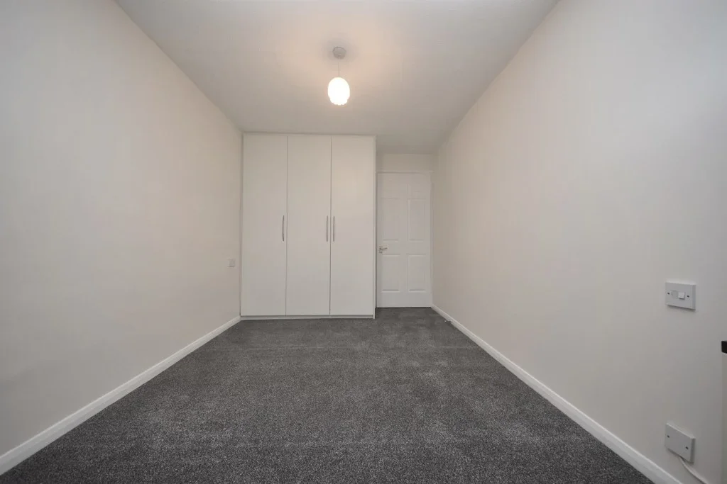 Flat Cleveland Road in Greater London