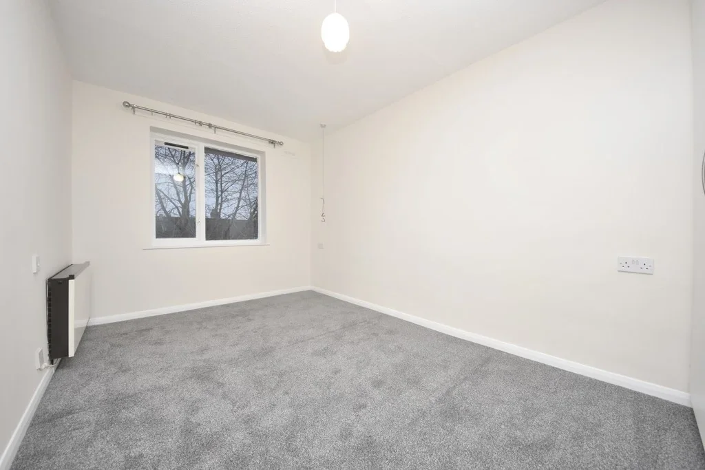 Flat Cleveland Road in Greater London