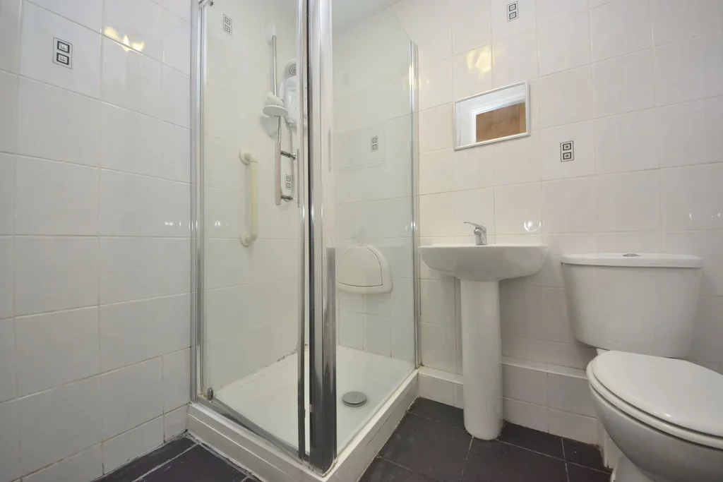 Flat Cleveland Road in Greater London