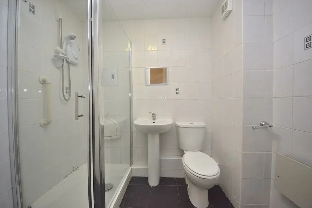 Flat Cleveland Road in Greater London