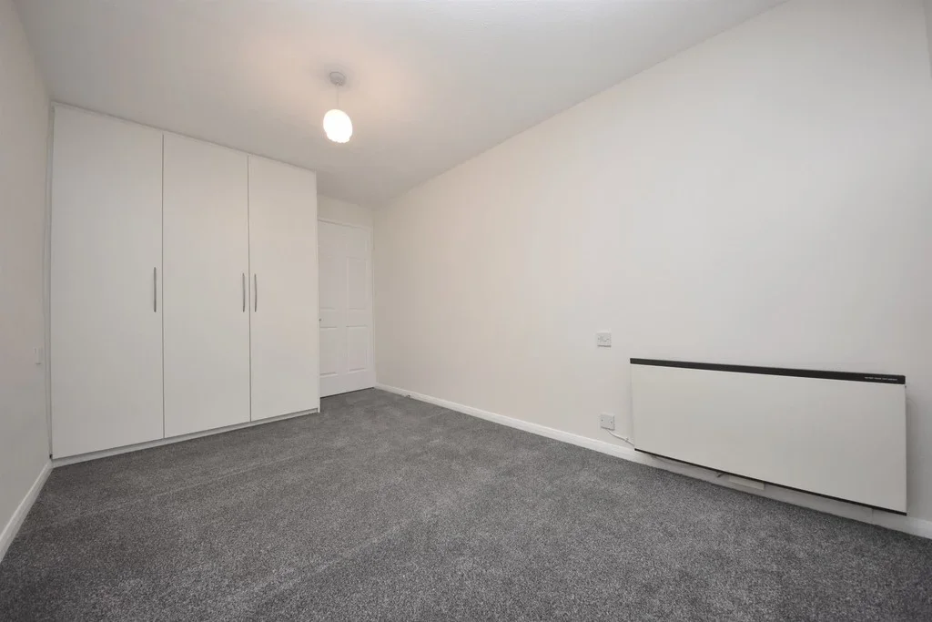 Flat Cleveland Road in Greater London