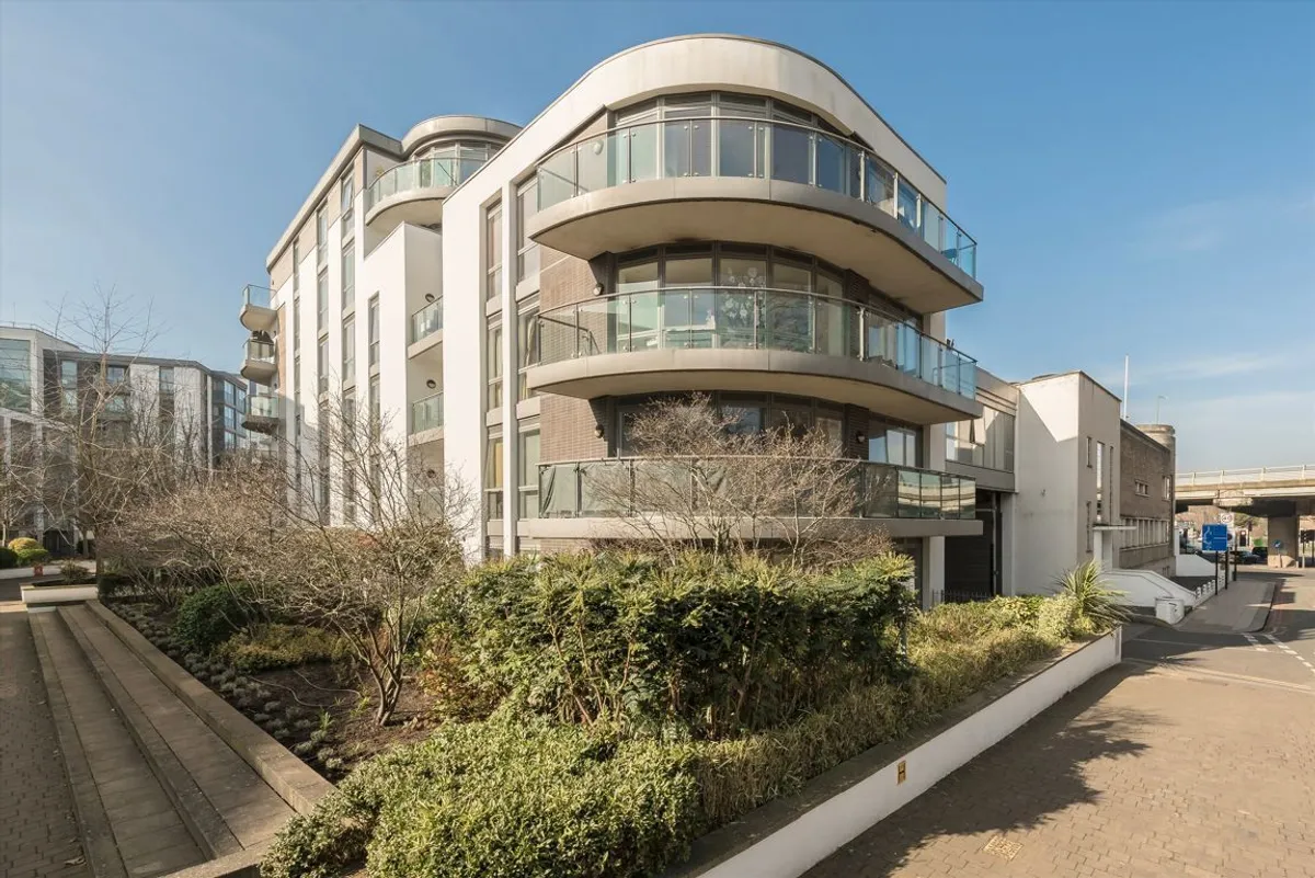 Flat Clayponds Lane in Greater London