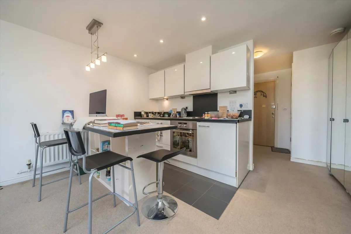 Flat Clayponds Lane in Greater London