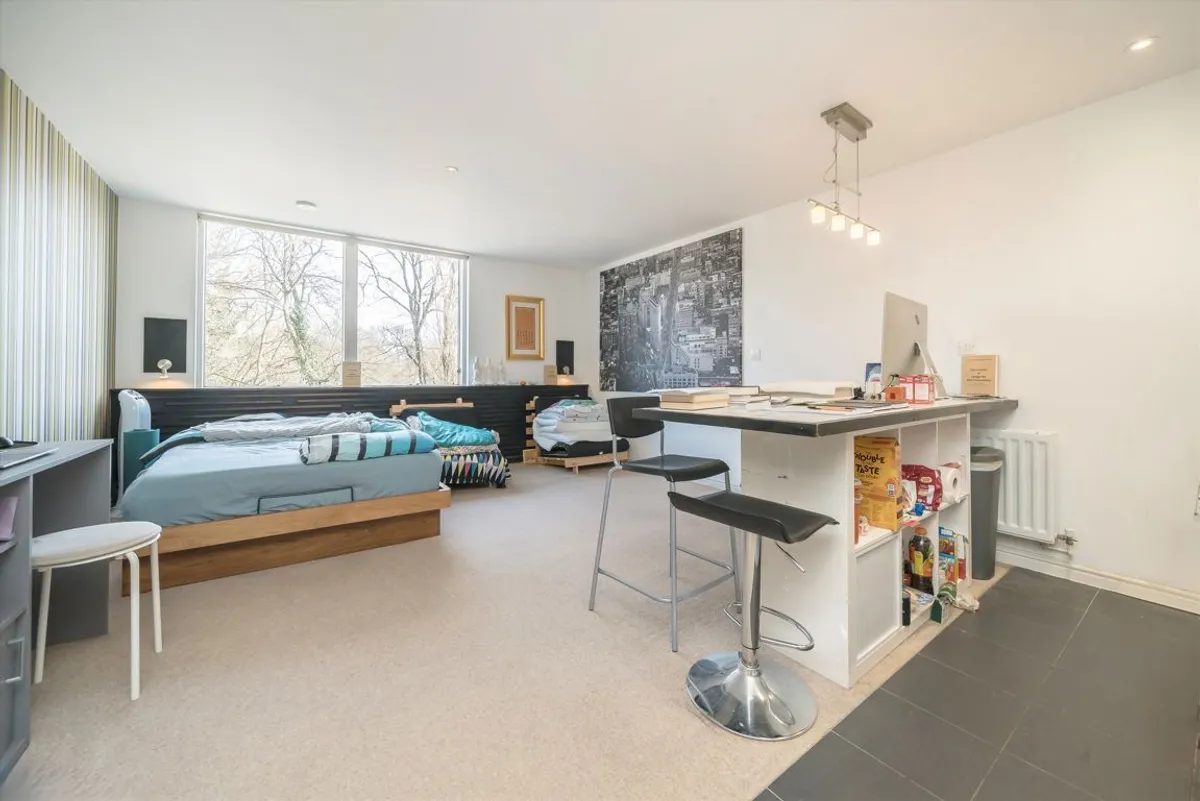 Flat Clayponds Lane in Greater London