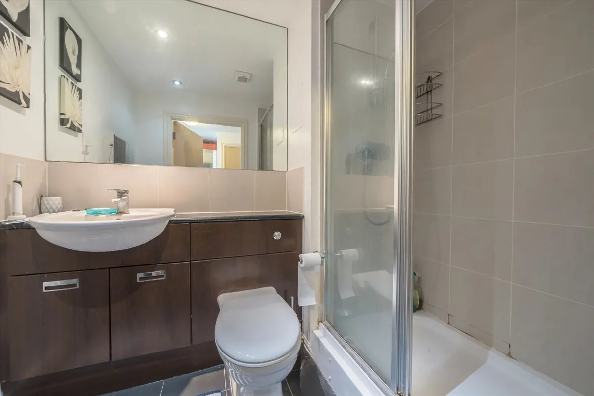 Flat Clayponds Lane in Greater London