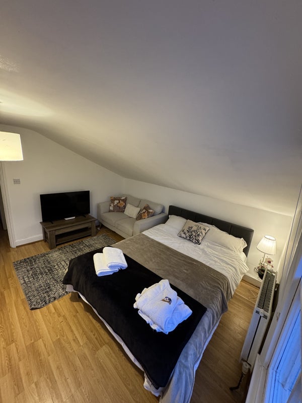 Room Oakhill Road in Greater London