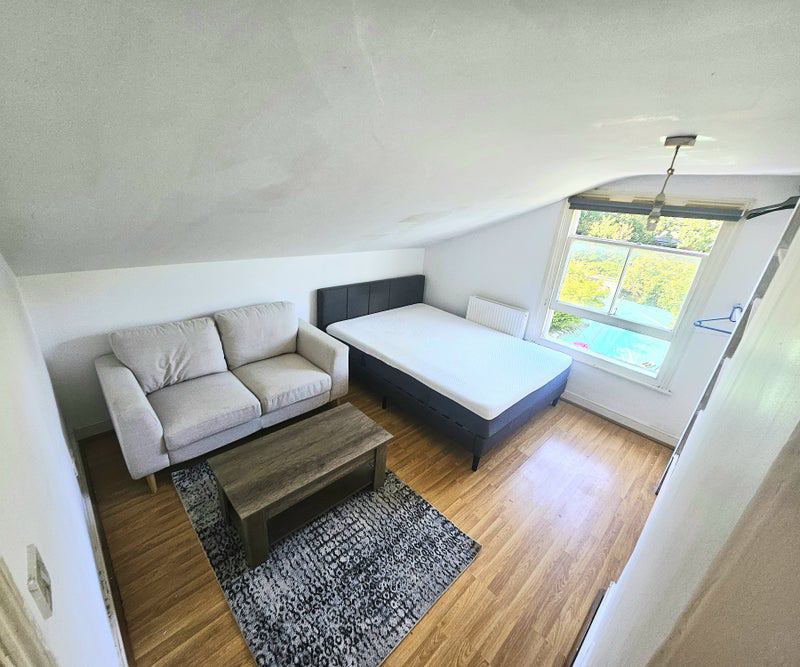 Room Oakhill Road in Greater London