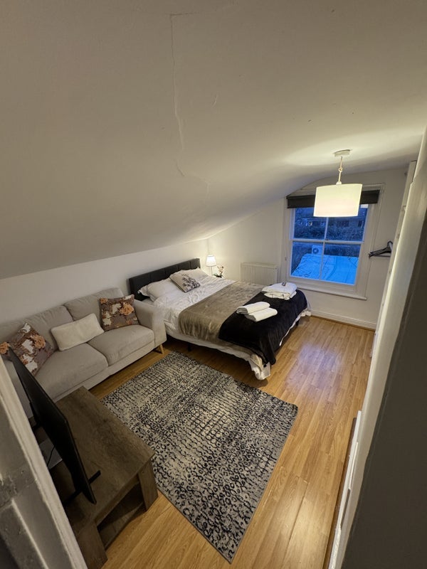 Room Oakhill Road in Greater London