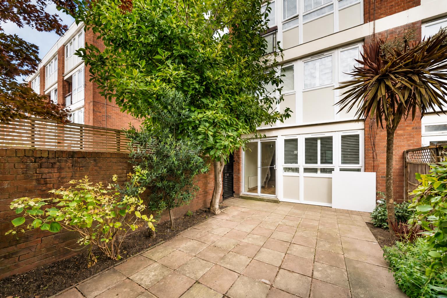 House Parkgate Road in Greater London