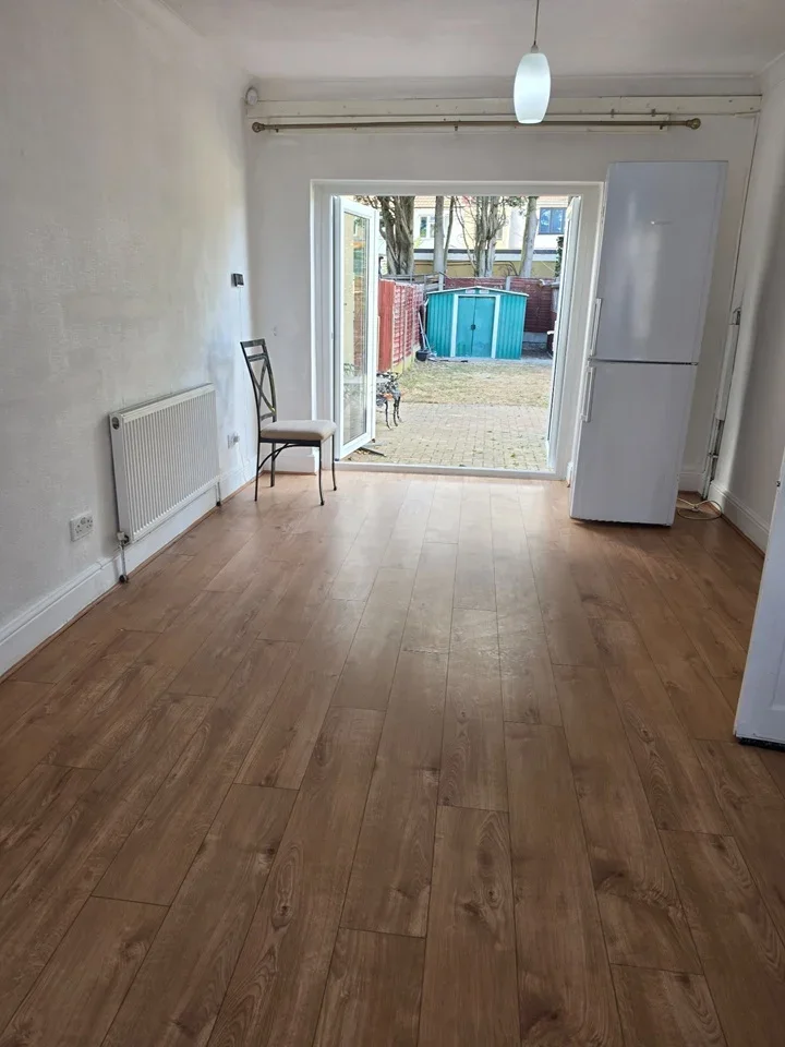 House Rosslyn Avenue in Greater London