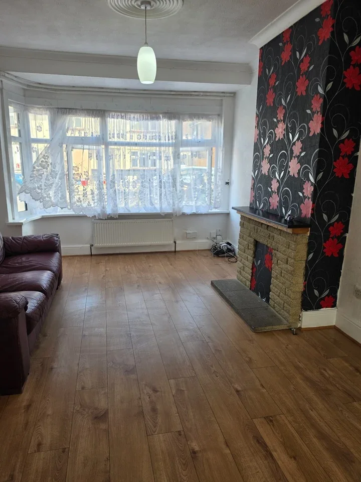 House Rosslyn Avenue in Greater London