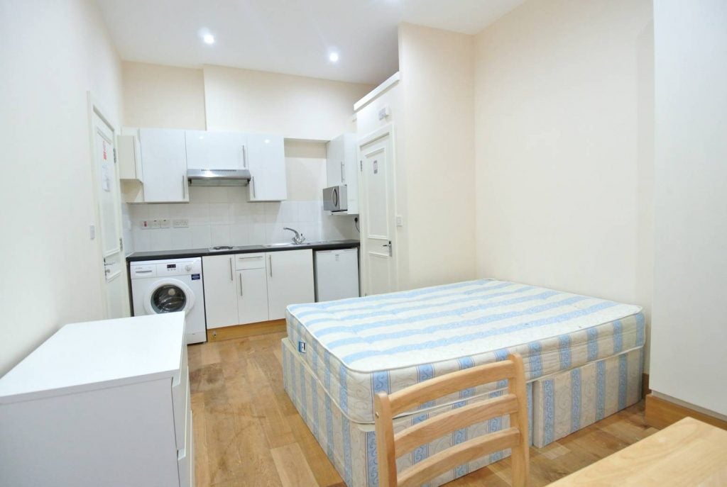 Flat Rutland Park in Greater London