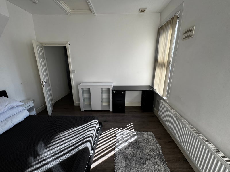 Room Fairland Road in Greater London