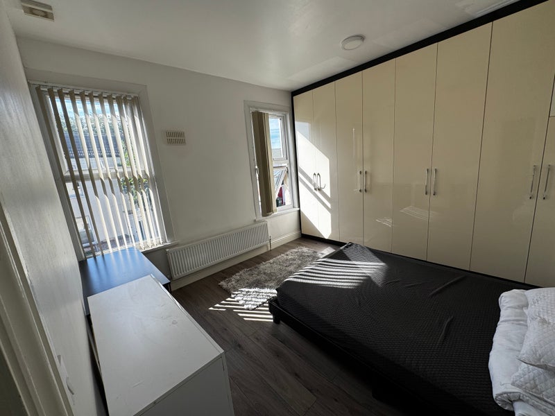 Room Fairland Road in Greater London
