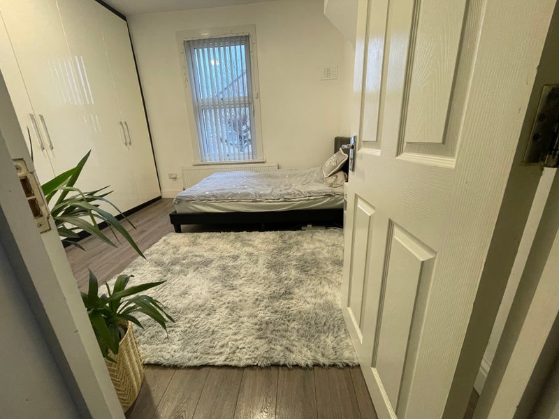 Room Fairland Road in Greater London