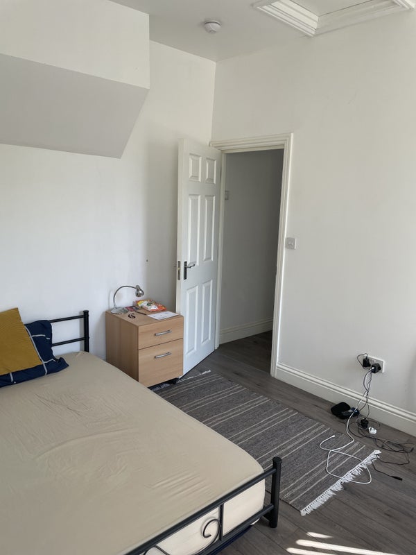 Room Fairland Road in Greater London