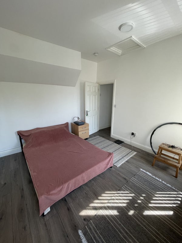 Room Fairland Road in Greater London