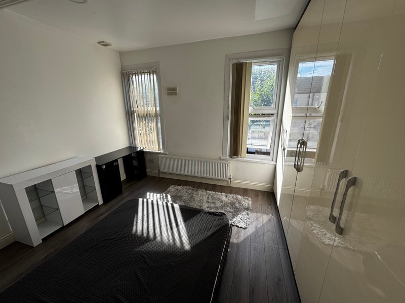 Room Fairland Road in Greater London