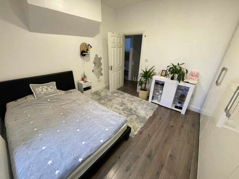Room Fairland Road in Greater London