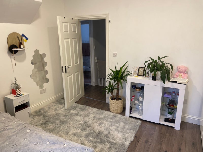 Room Fairland Road in Greater London