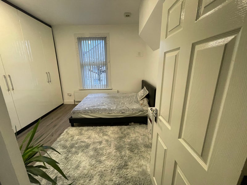 Room Fairland Road in Greater London