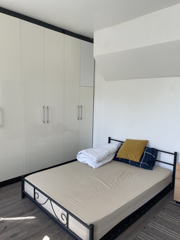 Room Fairland Road in Greater London