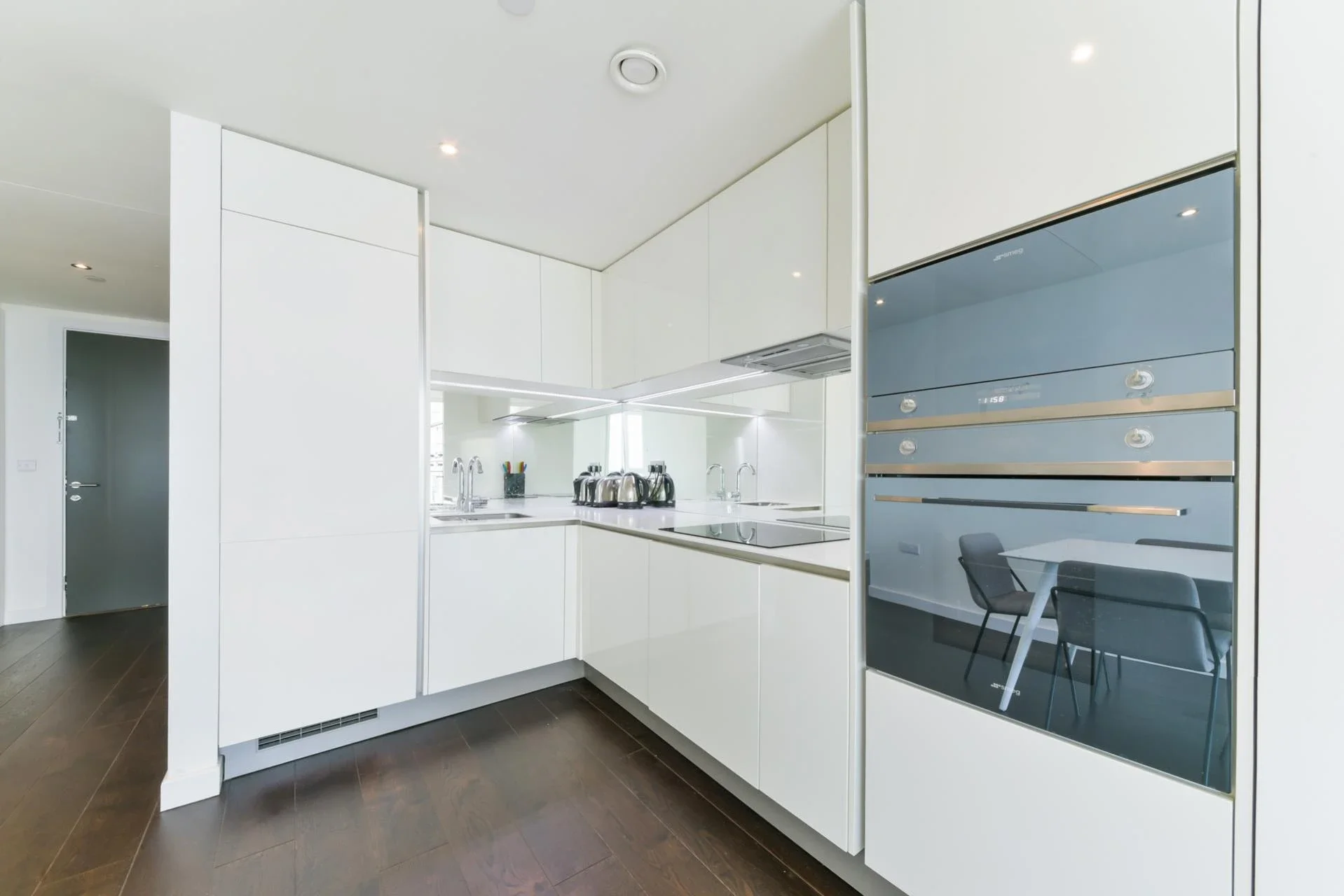 Flat Wyvil Road in Greater London