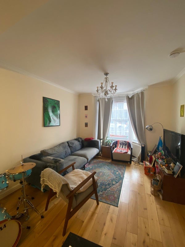 Room Millais Road in Greater London