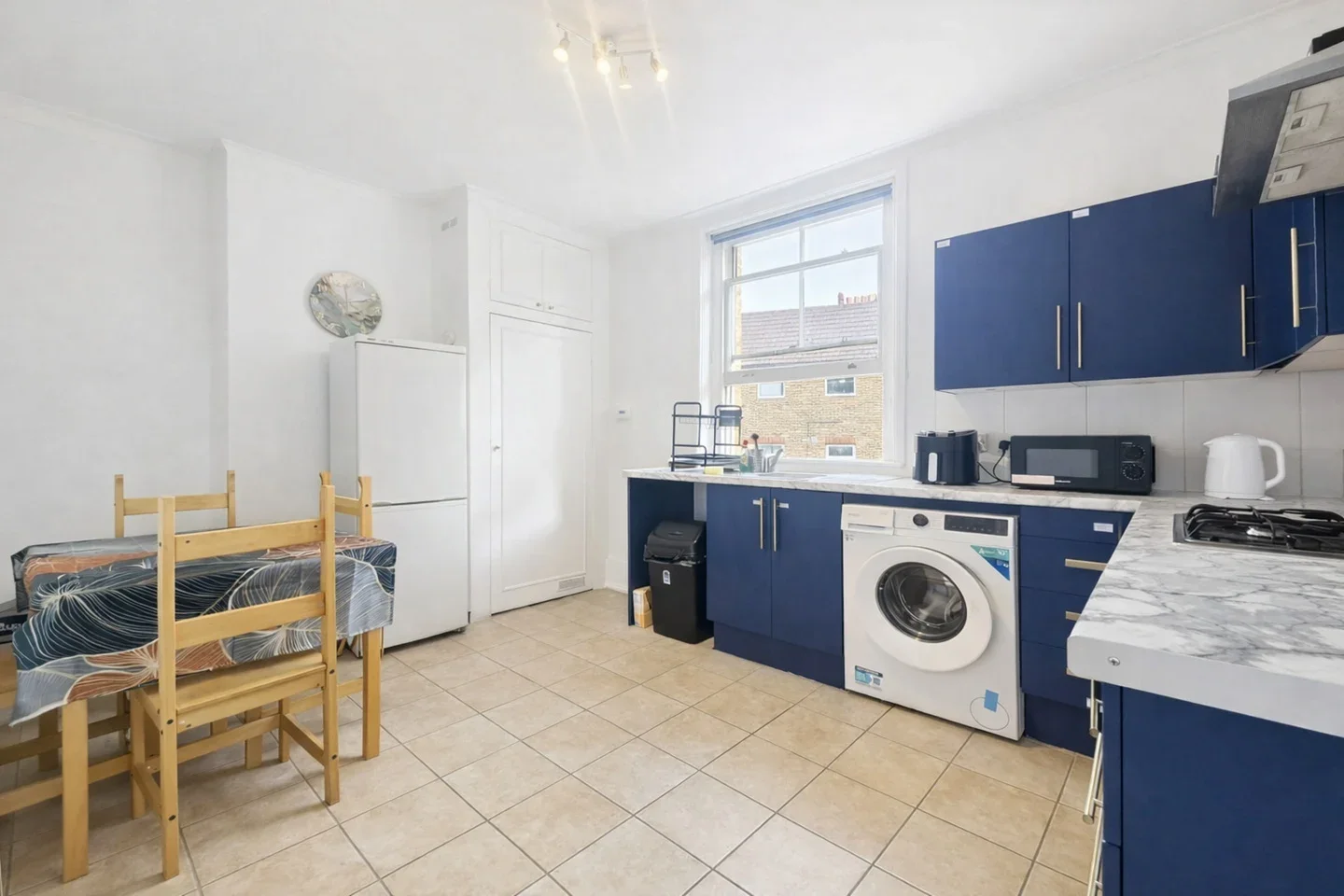 Room Lower Addiscombe Road in Greater London