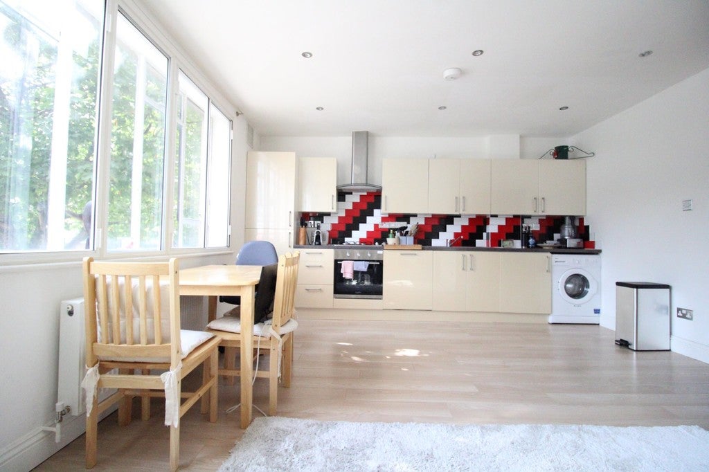 Flat Parkhurst Road in Greater London