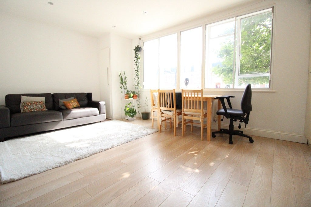 Flat Parkhurst Road in Greater London