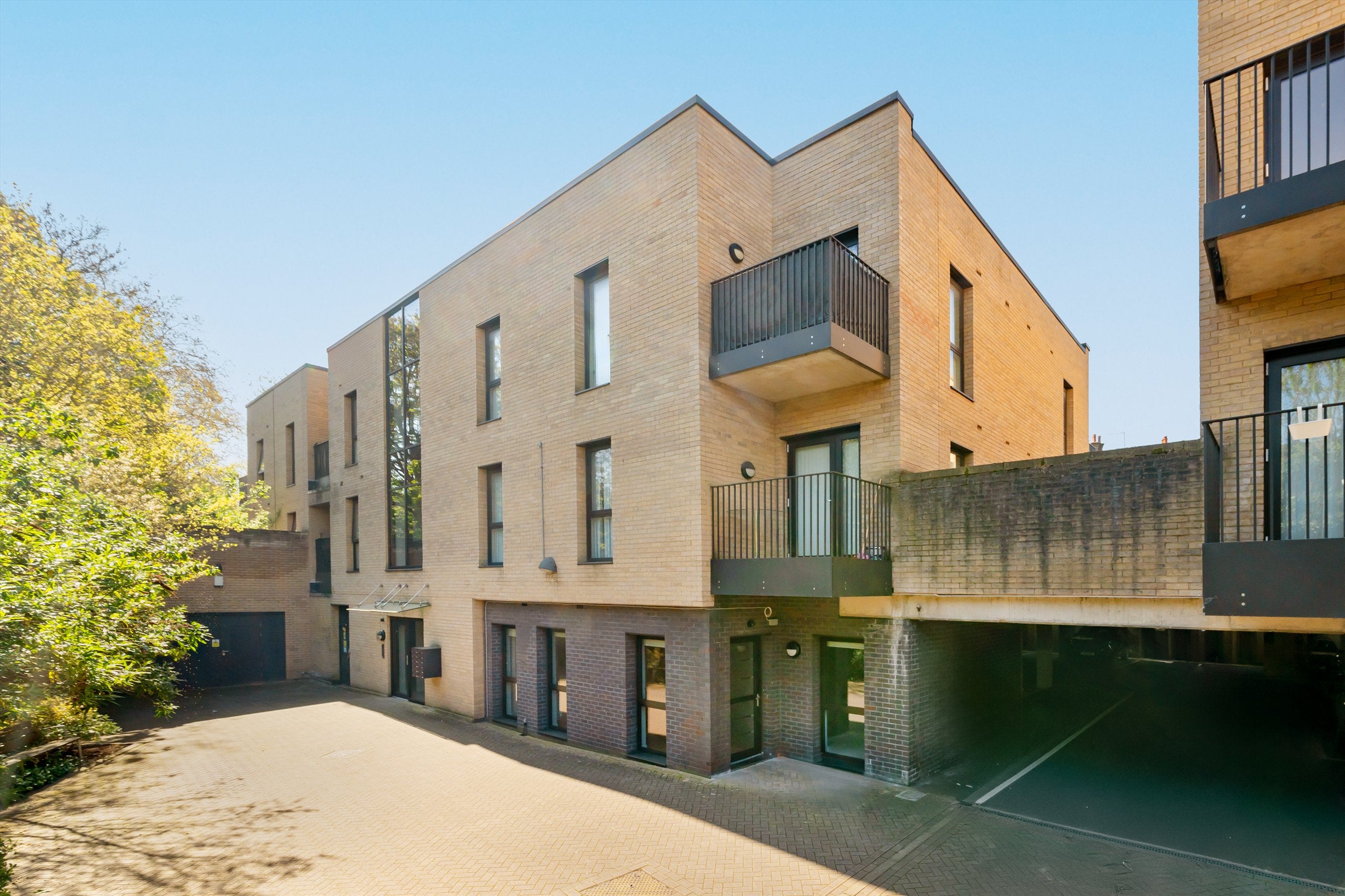 House Newman Close in Greater London