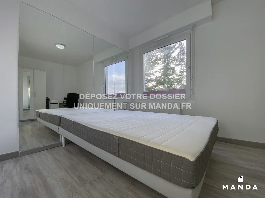 Room Rue de la Justice Turquoise in Cergy