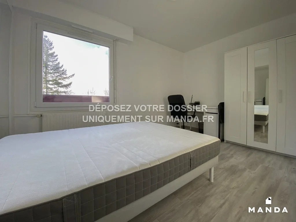 Room Rue de la Justice Turquoise in Cergy