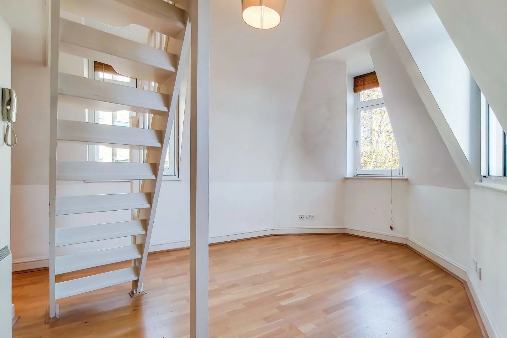 Flat Monmouth Street in Greater London