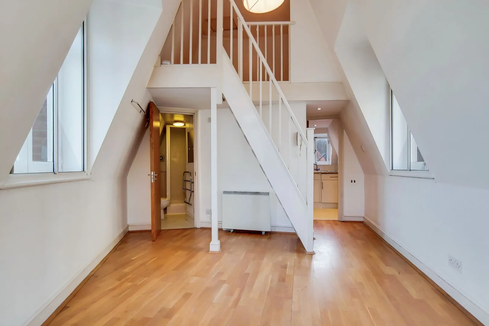 Flat Monmouth Street in Greater London