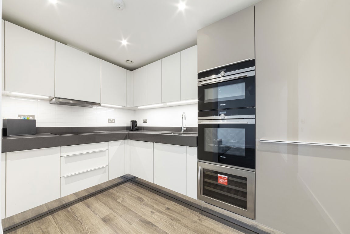 Flat Alie Street in Greater London