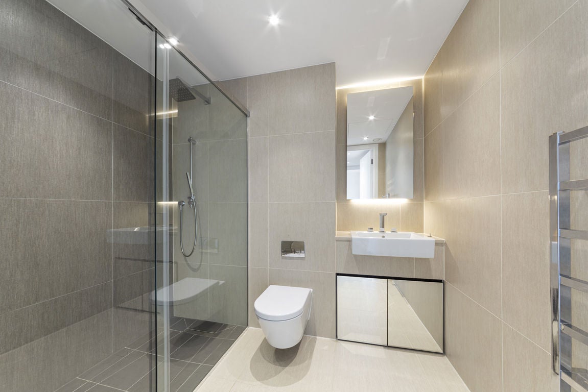 Flat Alie Street in Greater London