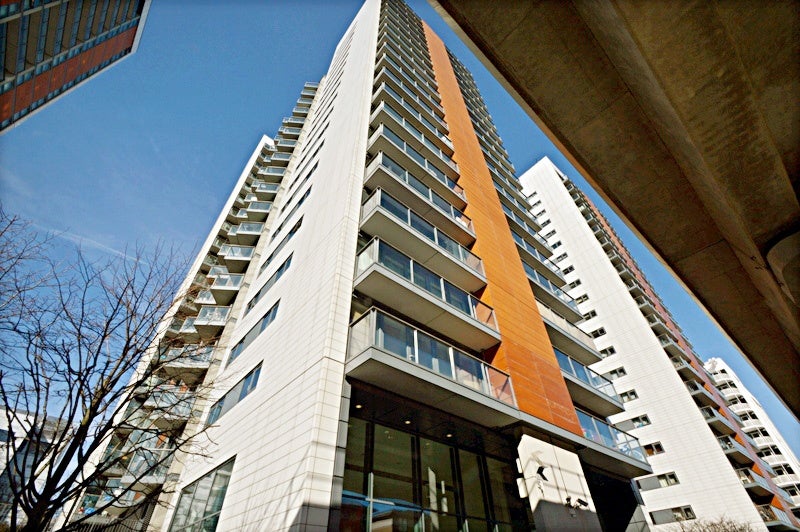 Flat Blackwall Way in Greater London