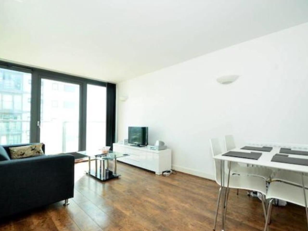 Flat Blackwall Way in Greater London