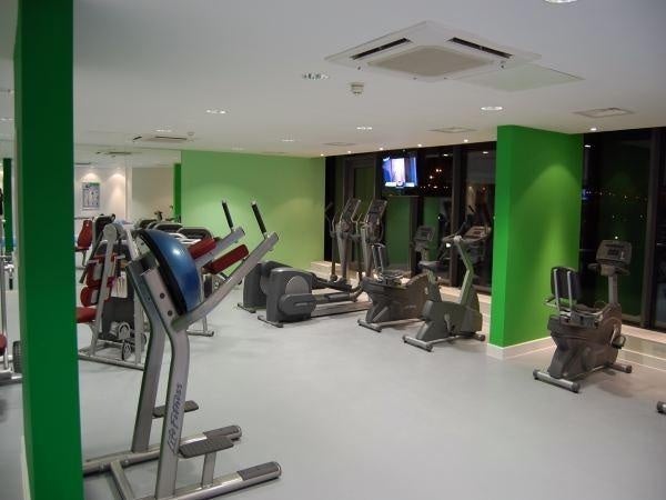 Flat Blackwall Way in Greater London