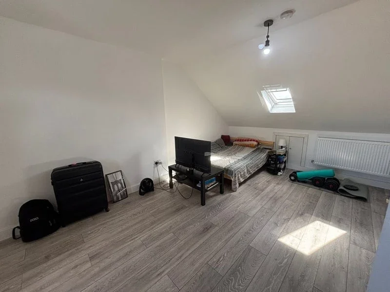 Flat Farndale Avenue in Greater London