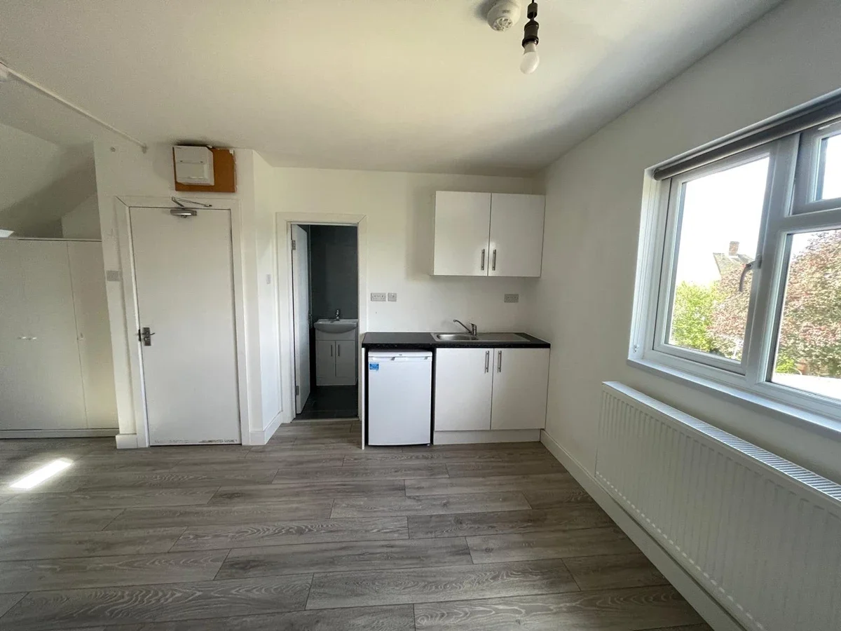 Flat Farndale Avenue in Greater London
