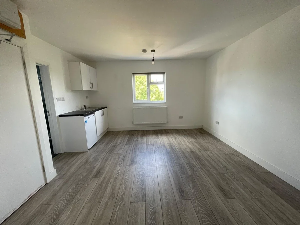 Flat Farndale Avenue in Greater London