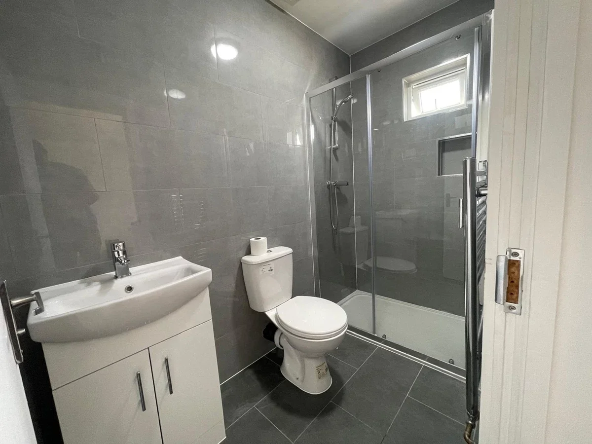 Flat Farndale Avenue in Greater London