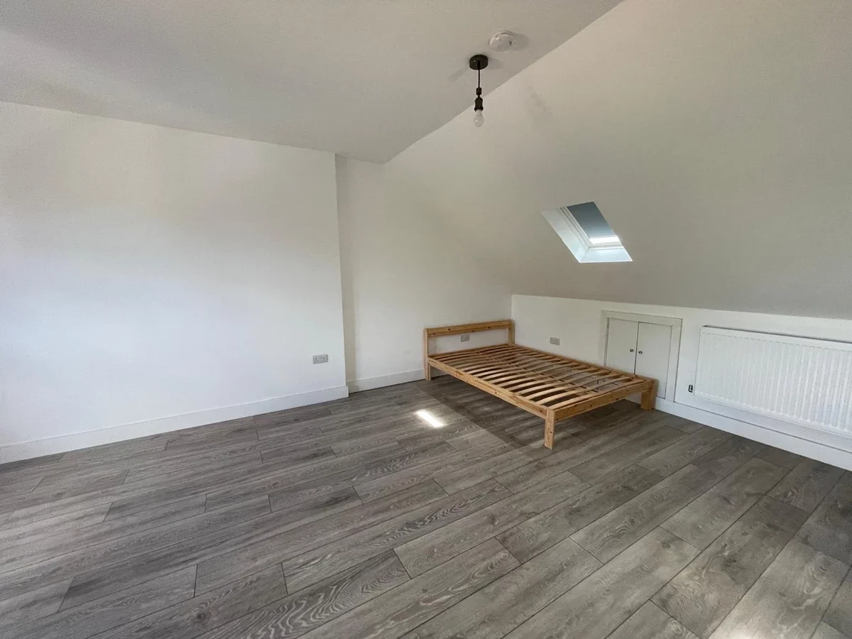 Flat Farndale Avenue in Greater London